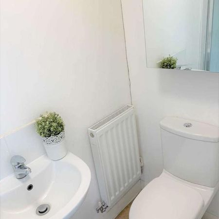 En-suite Room, On Board Street, Salford, M6 - Photo 4