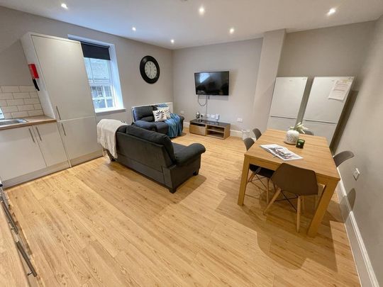 5 bedroom flat to rent - Photo 1