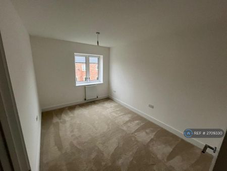 4 bedroom semi-detached house to rent - Photo 3