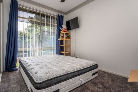 Beautiful air-conditioned 2 bedroom duplex with enchanting rear yard - Photo 3