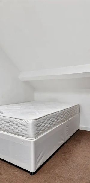 2 bedroom flat in London - Photo 1