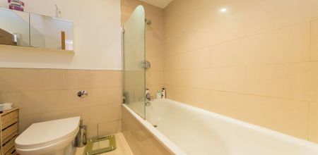 3 Bedroom, 2 bath, 1 reception Flat - Photo 5