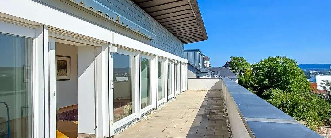 Schöne renovierte Penthouse ähnliche DG-Wohnung in sehr guter Lage mit wunderschöner Aussicht - Foto 1