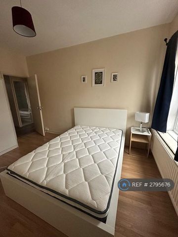1 bedroom in a flat share to rent - Photo 2
