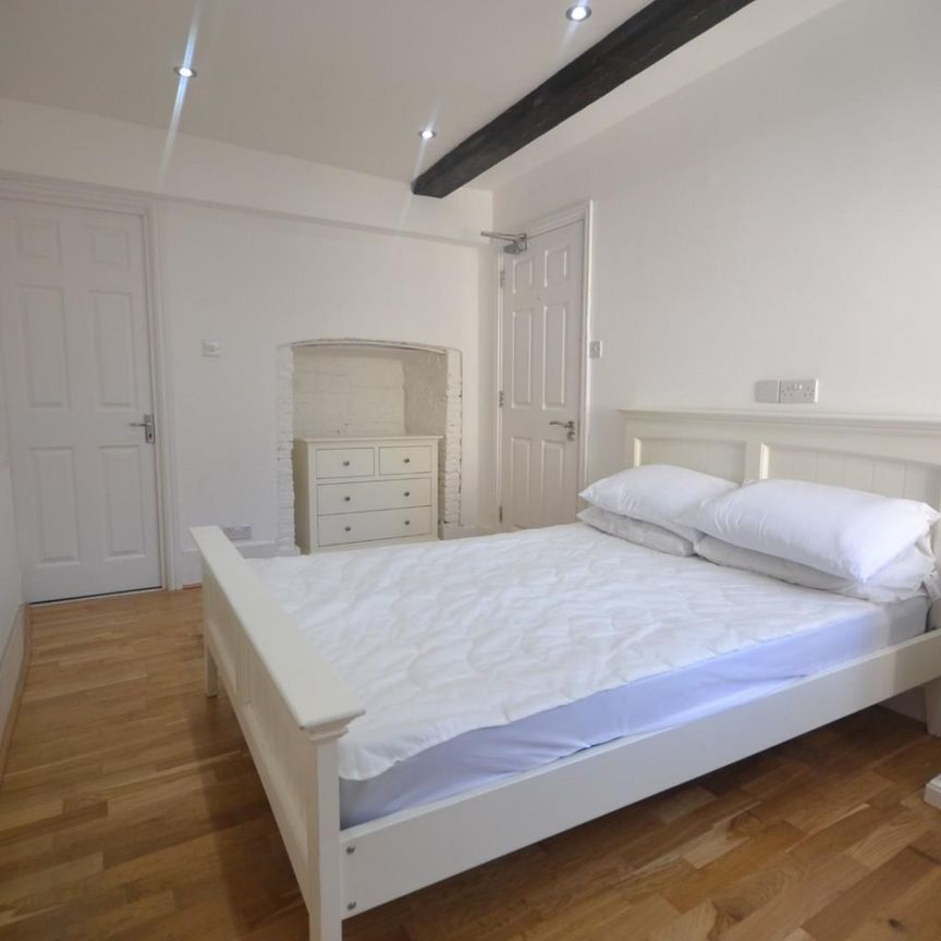 2 bedroom Flat To Let - Photo 1