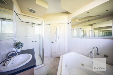 Stunning Family Home in Cairnlea - Furnished Home - Photo 5