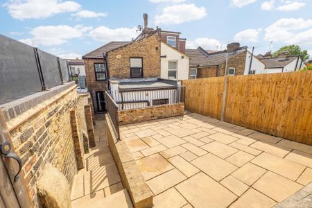 3 bedroom end of terrace house to rent - Photo 5