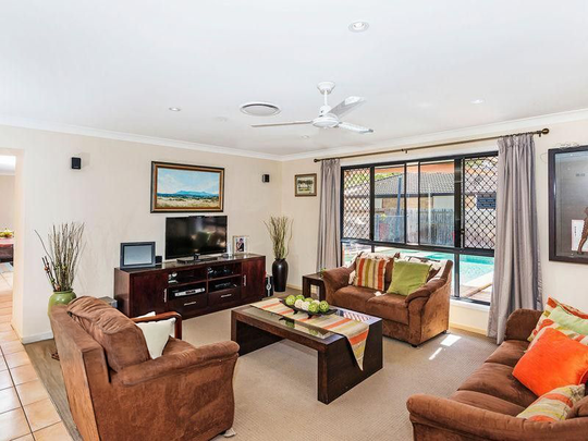 SWIMMING POOL PERFECT FOR SUMMER! - Photo 1