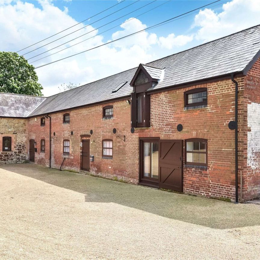 A well presented converted coach house boasting an idyllic rural location in the village of Trottiscliffe. - Photo 1