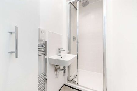 A studio room with its own kitchenette and shower room in South Kensington. - Photo 5