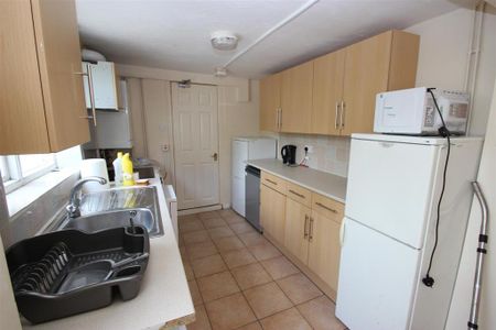 1 bedroom in a house share to rent - Photo 2