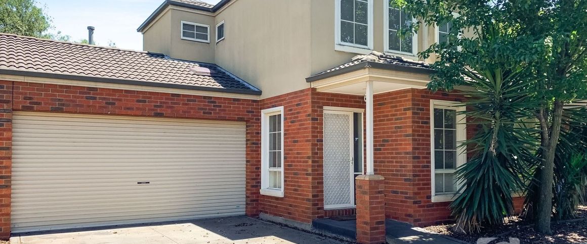 WELL-PRESENTED THREE-BEDROOM TOWNHOUSE WITH PRIVATE COURTYARD - Photo 1