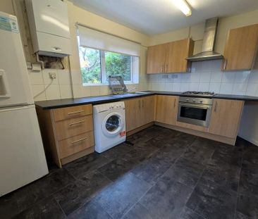4 bedroom semi-detached house to rent - Photo 6