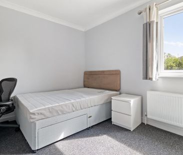 4 bedroom semi-detached house to rent - Photo 6