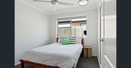 Modern 3-Bedroom, 2-Bath Home with Open-Plan Living & Private Courtyard in Glenvale - Photo 3