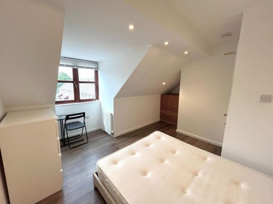 6 bedroom House To Let - Photo 1