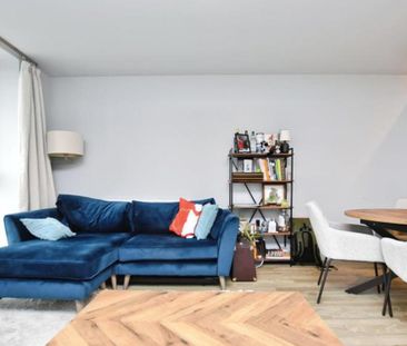 Immaculate modern one-bedroom furnished flat to let in the sought a... - Photo 3