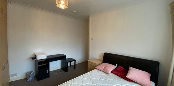 1 bedroom in a house share to rent - Photo 2