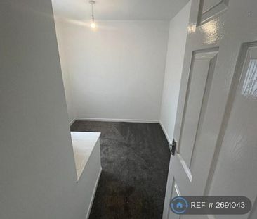 3 bedroom end of terrace house to rent - Photo 2