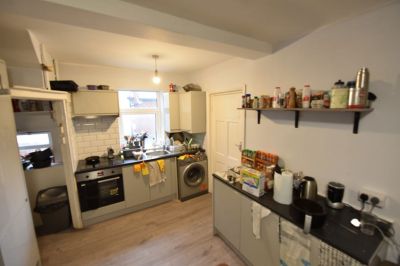 4 bedroom House in Newport View, Leeds - Photo 2