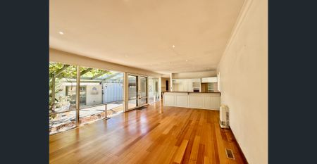 Grand Art Deco family home with studio, double garage and deep private gardens - Photo 2