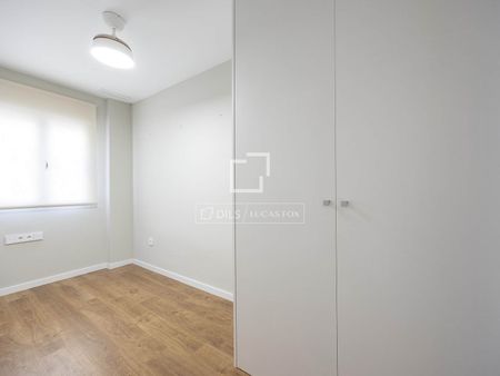 Excellent 3 Bedroom penthouse with 12m² terrace for rent in Gran Vía, Valencia - Photo 3