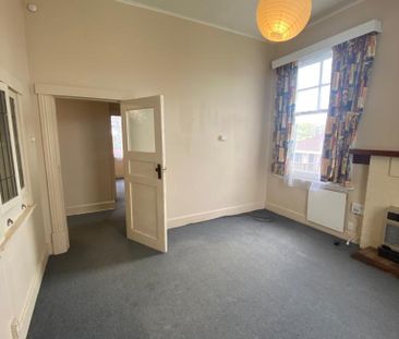 Seize the opportunity to live in a charming bungalow in a sought-af... - Photo 4