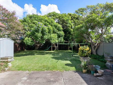 Charming Three-Bedroom Home in Brighton Le Sands - Photo 5