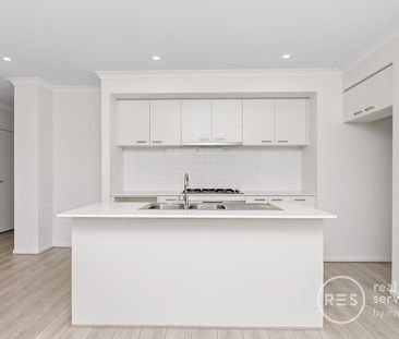 Beautifully Appointed Home in Thriving Aintree Community - Photo 6