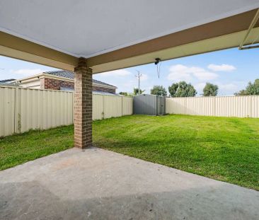 “Comfortable Family Living!” - Photo 1