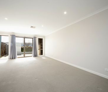 Spacious 3-Bedroom Townhouse in the Heart of Coombs - Photo 2