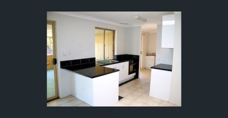 Bright & Comfortable Home in Prime Rockingham Location - Photo 4