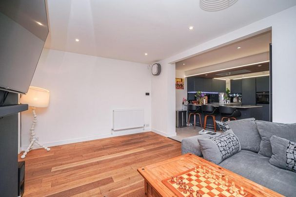 5 bedroom detached house to rent - Photo 1