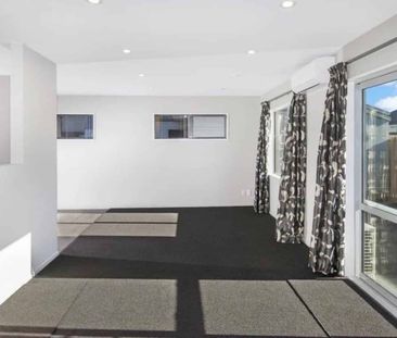 4 Bed And 2 Bathroom Modern Home - Photo 5