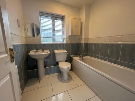 4 bedroom link detached house to rent - Photo 3