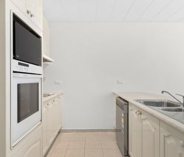 Spacious renovated 2 bedroom inner city gem - Photo 4