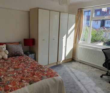 Room in a Shared House, Marham Gardens, SW18 - Photo 5