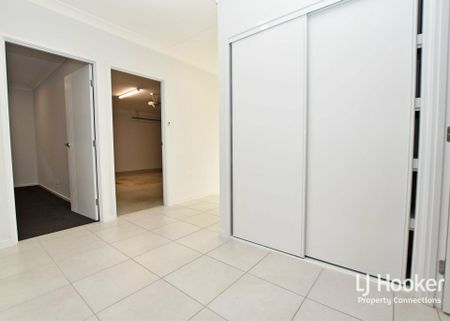 MODERN FAMILY HOME WITH MULTIPLE LIVING AREAS! - Photo 5