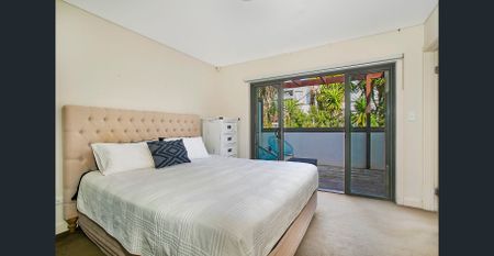 Large modern townhouse in tranquil parkside setting - Photo 2