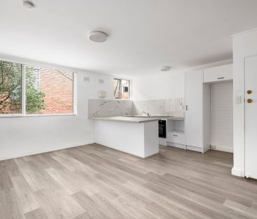 Renovated, Tranquil And Secure In Prestigious Locale - Photo 1