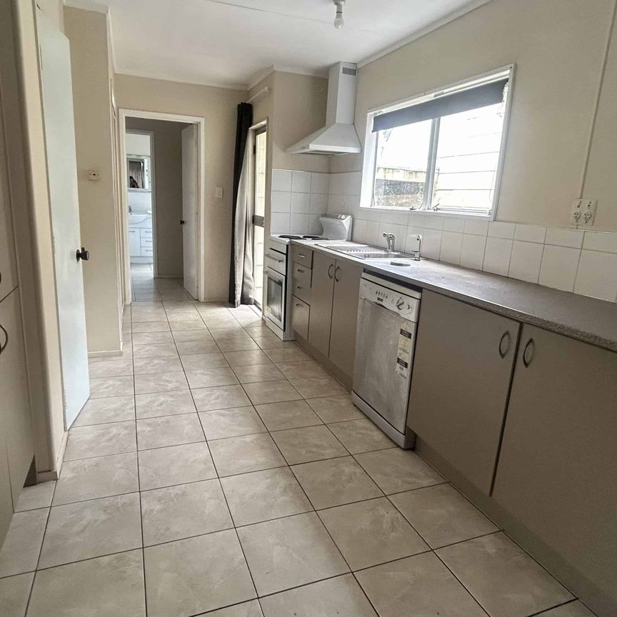3 Bedroom Home in Papatoetoe - Photo 1
