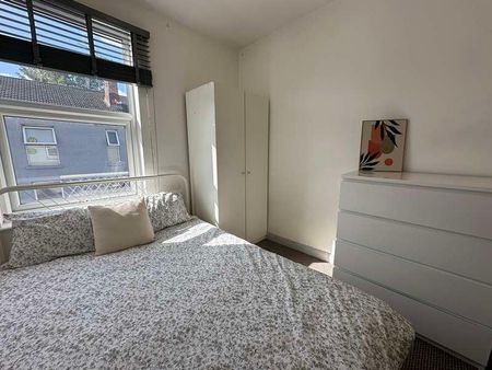 Large Bed +study Room // Ripon St // Sept, LN5 - Photo 4