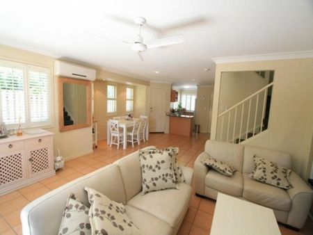 Beautifully Presented 3 Bedroom, Air Conditioned Townhouse - Photo 3