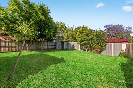 Character filled family home offering an abundance of natural light and open spaces - Photo 2