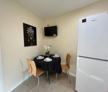 1 bedroom in a flat share to rent - Photo 1