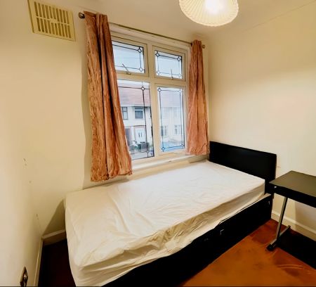 Room1 - Photo 3