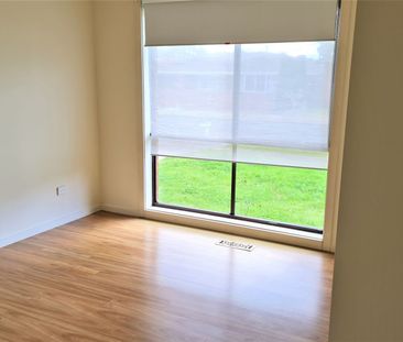 Charming 3-Bedroom Home in Altona Meadow - Photo 4