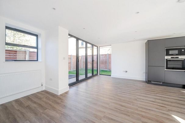 4 bedroom semi-detached house to rent - Photo 1