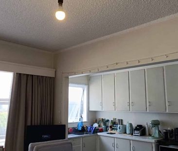 Spacious ground floor unit with parking. West facing for loads of a... - Photo 2