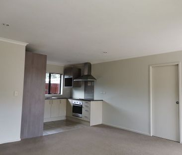 2 Bedroom standalone house in Te Atatu Peninsula - Photo 3